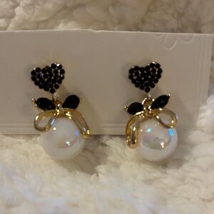 Elegant Gold and Black Heart Pearl Earrings